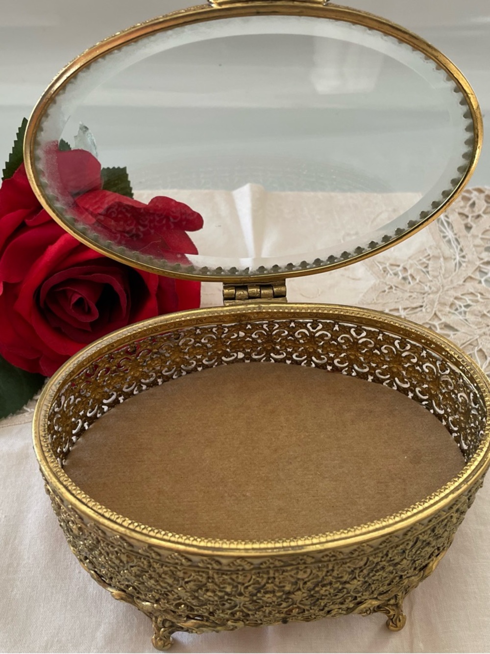 Ornate Gold Filigree Oval Jewelry Trinket Box glass lid
